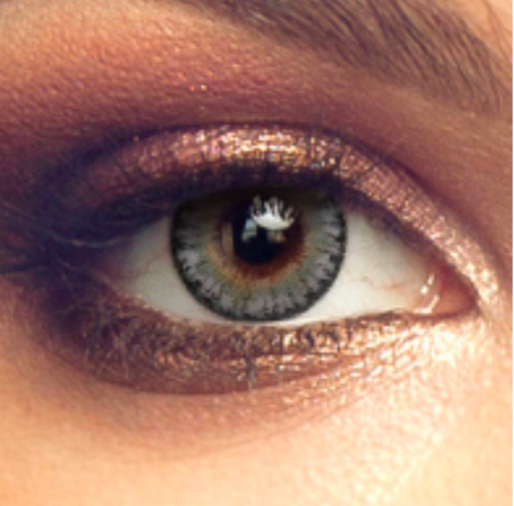 Lentilles de contact gris perle Ozia Perle Intense – regard clair et élégant sur œil foncé ou clair