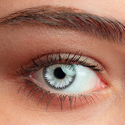 Lentilles de contact grises Ash Glance – teinte cendrée naturelle sur l’œil