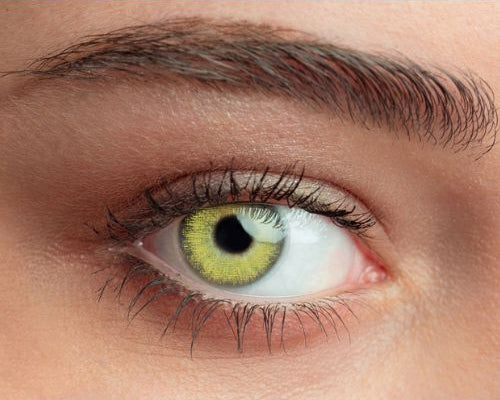 Lentilles de contact jaunes Queen's Solitaire Yellow – regard lumineux et doré sur œil clair ou foncé